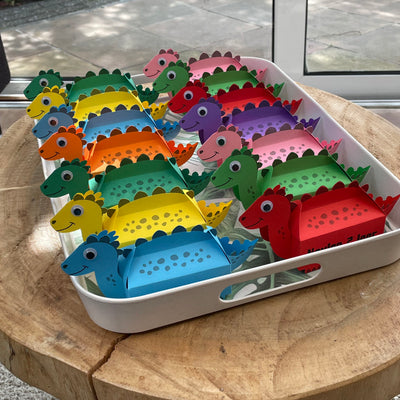Dino traktatie doosjes dienblad traktatie van Uitdelen.nu
